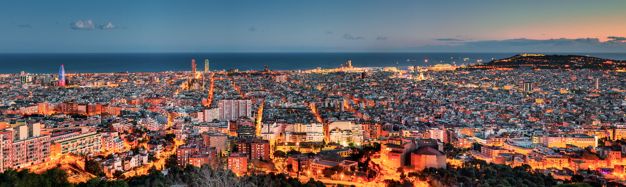 Foto panoramica de Barcelona al atardecer